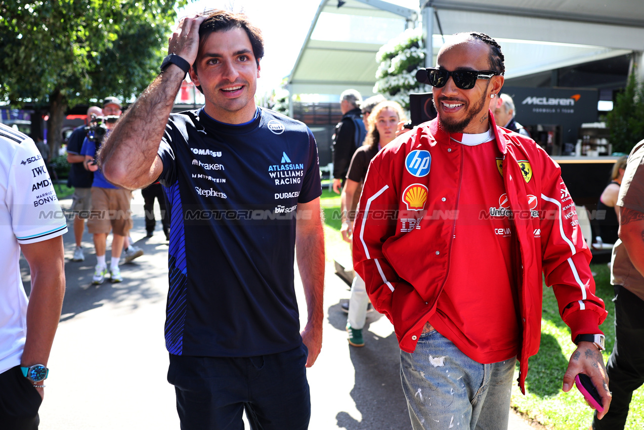GP AUSTRALIA, (L to R): Carlos Sainz (ESP) Atlassian Williams Racing with Lewis Hamilton (GBR) Ferrari.

13.03.2025. Formula 1 World Championship, Rd 1, Australian Grand Prix, Albert Park, Melbourne, Australia, Preparation Day.

- www.xpbimages.com, EMail: requests@xpbimages.com © Copyright: Batchelor / XPB Images