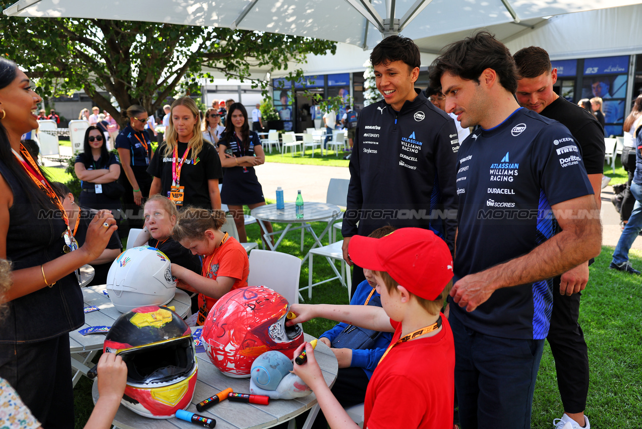 GP AUSTRALIA, (L to R): Alexander Albon (THA) Atlassian Williams Racing e Carlos Sainz (ESP) Atlassian Williams Racing.

13.03.2025. Formula 1 World Championship, Rd 1, Australian Grand Prix, Albert Park, Melbourne, Australia, Preparation Day.

- www.xpbimages.com, EMail: requests@xpbimages.com © Copyright: Batchelor / XPB Images
