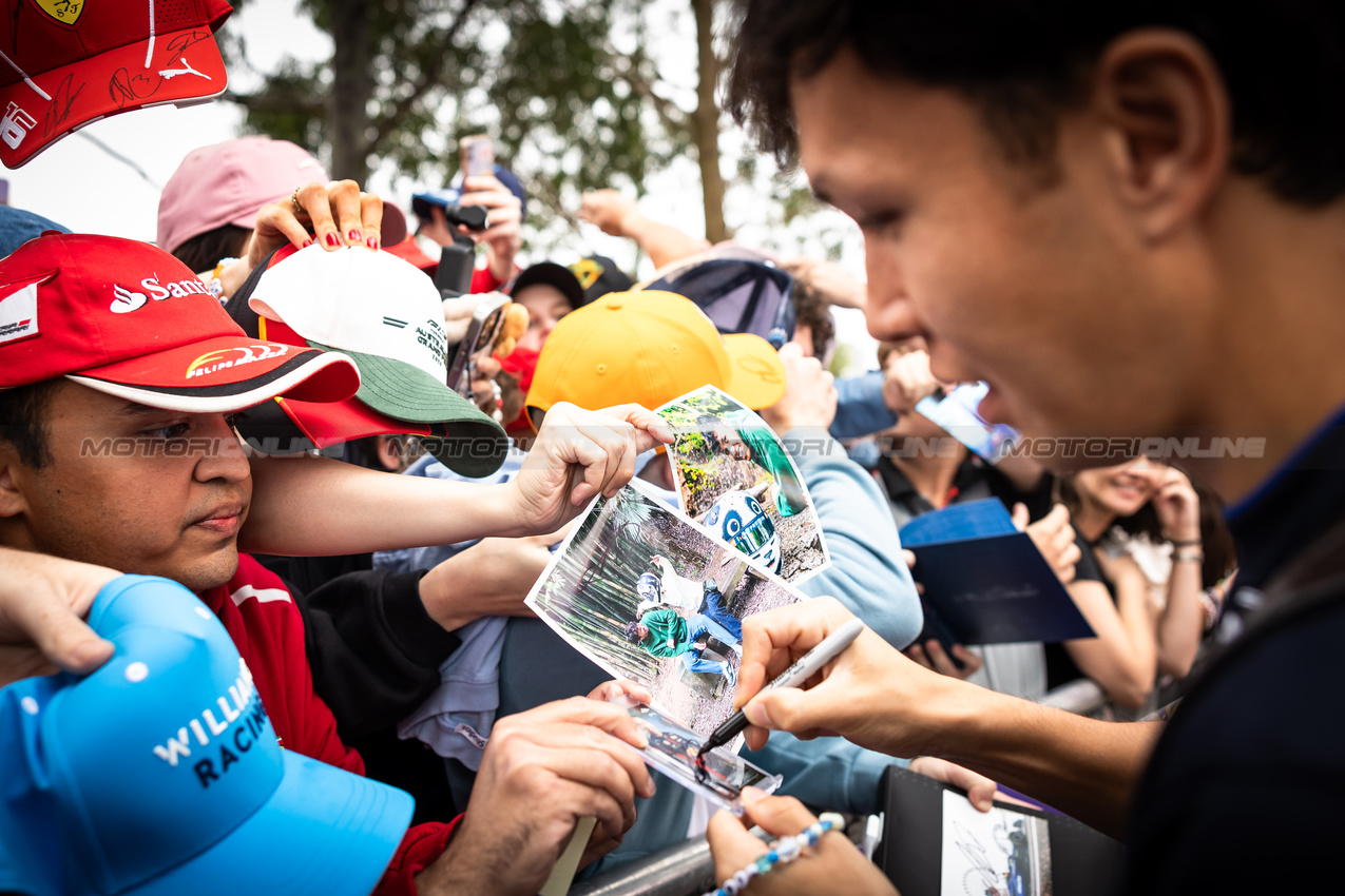 GP AUSTRALIA, Alexander Albon (THA) Atlassian Williams Racing with fans.

13.03.2025. Formula 1 World Championship, Rd 1, Australian Grand Prix, Albert Park, Melbourne, Australia, Preparation Day.

- www.xpbimages.com, EMail: requests@xpbimages.com © Copyright: Bearne / XPB Images