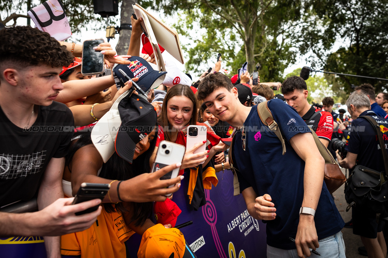 GP AUSTRALIA, Oliver Bearman (GBR) Haas F1 Team with fans.

13.03.2025. Formula 1 World Championship, Rd 1, Australian Grand Prix, Albert Park, Melbourne, Australia, Preparation Day.

- www.xpbimages.com, EMail: requests@xpbimages.com © Copyright: Bearne / XPB Images
