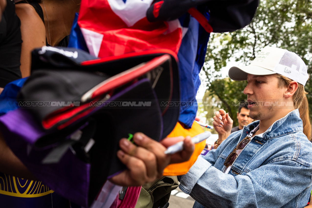 GP AUSTRALIA, Liam Lawson (NZL) Red Bull Racing with fans.

13.03.2025. Formula 1 World Championship, Rd 1, Australian Grand Prix, Albert Park, Melbourne, Australia, Preparation Day.

- www.xpbimages.com, EMail: requests@xpbimages.com © Copyright: Bearne / XPB Images