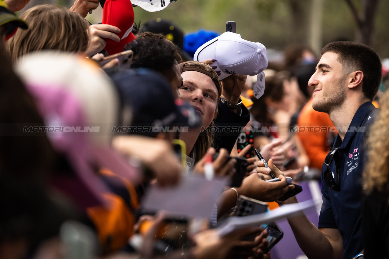 GP AUSTRALIA, Jack Doohan (AUS) Alpine F1 Team with fans.

13.03.2025. Formula 1 World Championship, Rd 1, Australian Grand Prix, Albert Park, Melbourne, Australia, Preparation Day.

- www.xpbimages.com, EMail: requests@xpbimages.com © Copyright: Bearne / XPB Images