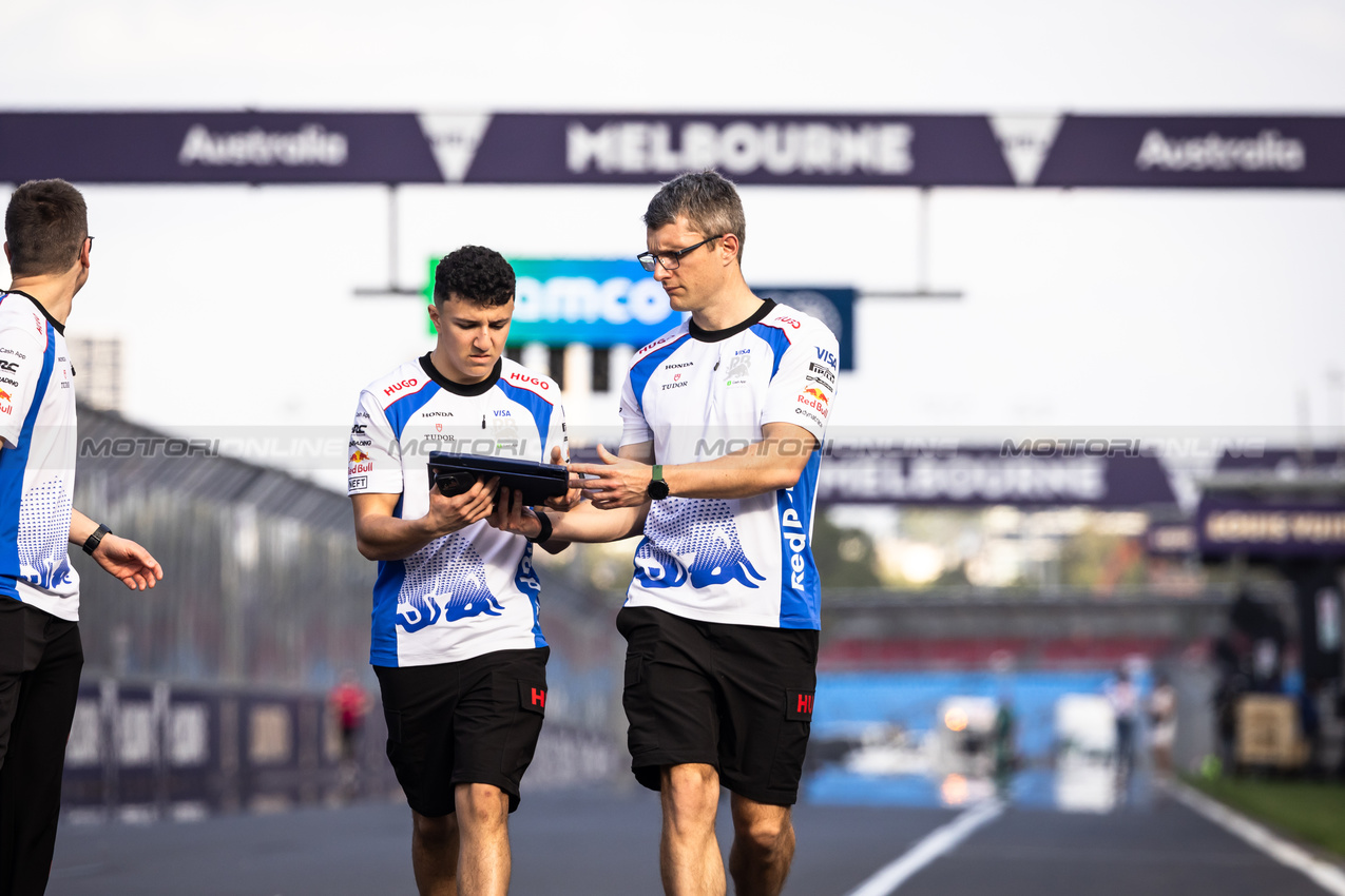 GP AUSTRALIA, Isack Hadjar (FRA) Racing Bulls walks the circuit with the team.

12.03.2025. Formula 1 World Championship, Rd 1, Australian Grand Prix, Albert Park, Melbourne, Australia, Preparation Day.

- www.xpbimages.com, EMail: requests@xpbimages.com © Copyright: Bearne / XPB Images