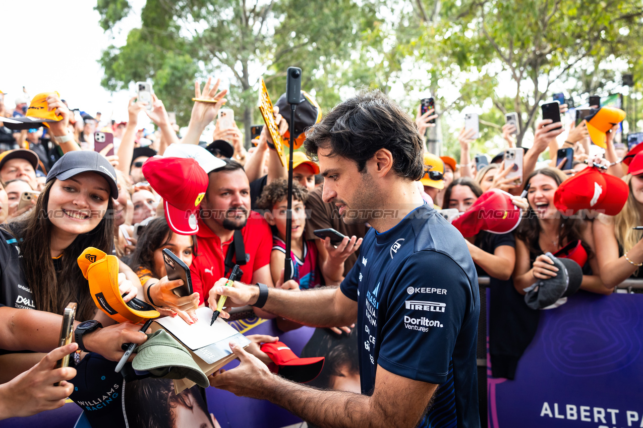 GP AUSTRALIA, Carlos Sainz (ESP) Atlassian Williams Racing with fans.

15.03.2025. Formula 1 World Championship, Rd 1, Australian Grand Prix, Albert Park, Melbourne, Australia, Qualifiche Day.

- www.xpbimages.com, EMail: requests@xpbimages.com © Copyright: Bearne / XPB Images
