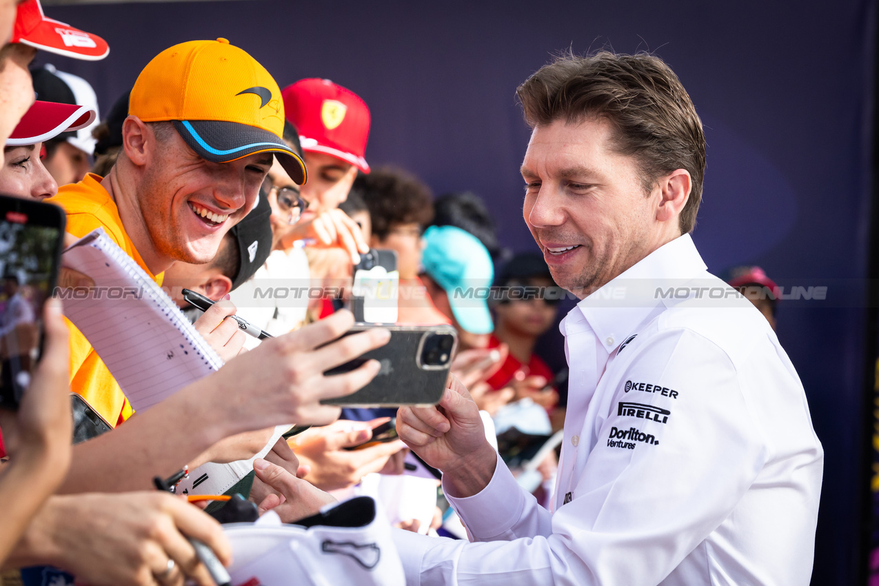 GP AUSTRALIA, James Vowles (GBR) Atlassian Williams Racing Team Principal with fans.

15.03.2025. Formula 1 World Championship, Rd 1, Australian Grand Prix, Albert Park, Melbourne, Australia, Qualifiche Day.

- www.xpbimages.com, EMail: requests@xpbimages.com © Copyright: Bearne / XPB Images