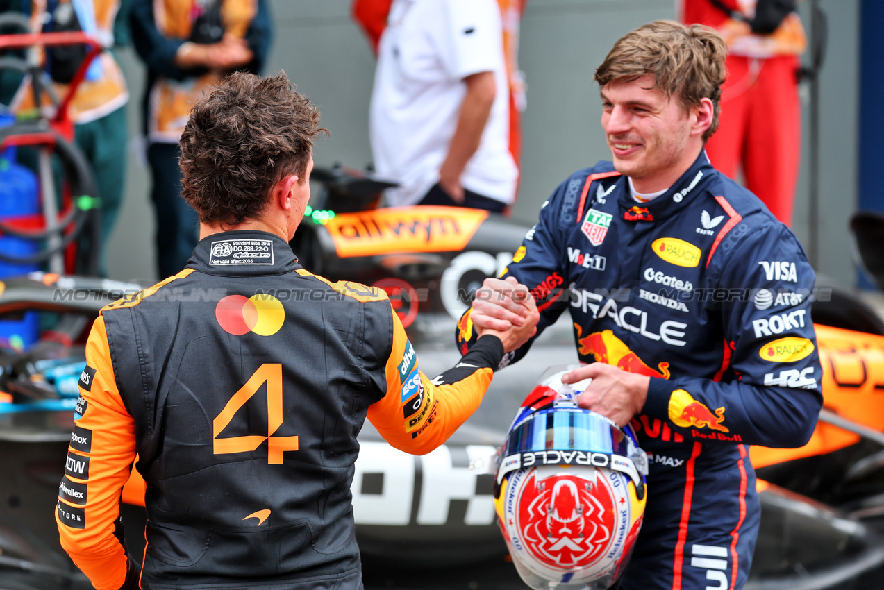 GP AUSTRALIA, (L to R): Pole sitter Lando Norris (GBR) McLaren celebrates in qualifying parc ferme with third placed Max Verstappen (NLD) Red Bull Racing.

15.03.2025. Formula 1 World Championship, Rd 1, Australian Grand Prix, Albert Park, Melbourne, Australia, Qualifiche Day.

- www.xpbimages.com, EMail: requests@xpbimages.com © Copyright: Batchelor / XPB Images
