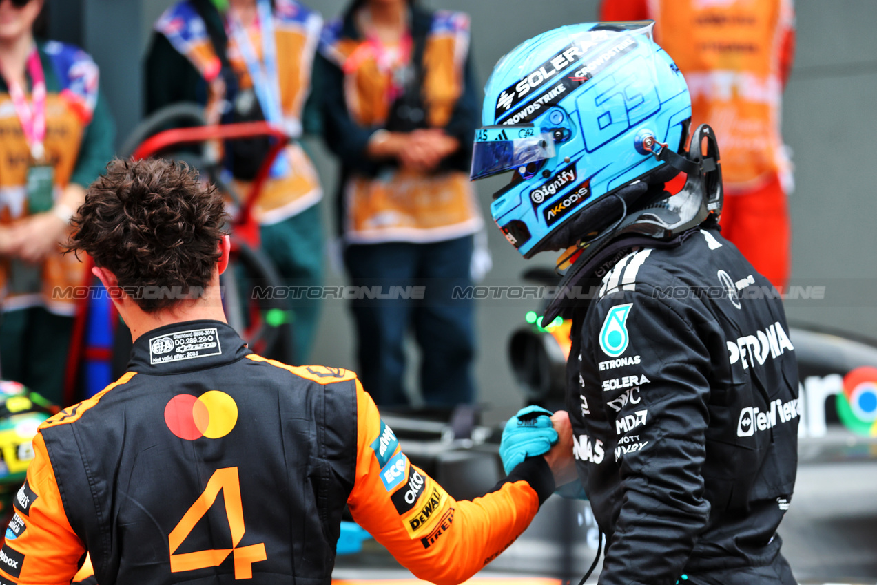 GP AUSTRALIA, (L to R): Pole sitter Lando Norris (GBR) McLaren celebrates in qualifying parc ferme with fourth placed George Russell (GBR) Mercedes AMG F1.

15.03.2025. Formula 1 World Championship, Rd 1, Australian Grand Prix, Albert Park, Melbourne, Australia, Qualifiche Day.

- www.xpbimages.com, EMail: requests@xpbimages.com © Copyright: Batchelor / XPB Images