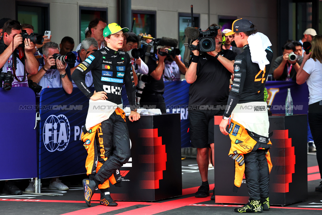 GP AUSTRALIA, (L to R): Second placed Oscar Piastri (AUS) McLaren in qualifying parc ferme with team mate e pole sitter Lando Norris (GBR) McLaren.

15.03.2025. Formula 1 World Championship, Rd 1, Australian Grand Prix, Albert Park, Melbourne, Australia, Qualifiche Day.

- www.xpbimages.com, EMail: requests@xpbimages.com © Copyright: Batchelor / XPB Images