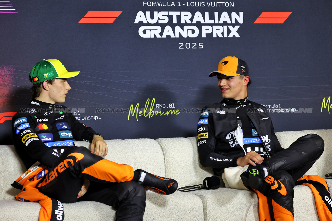 GP AUSTRALIA, (L to R): Oscar Piastri (AUS) McLaren e Lando Norris (GBR) McLaren in the post qualifying FIA Press Conference.

15.03.2025. Formula 1 World Championship, Rd 1, Australian Grand Prix, Albert Park, Melbourne, Australia, Qualifiche Day.

- www.xpbimages.com, EMail: requests@xpbimages.com © Copyright: Bearne / XPB Images