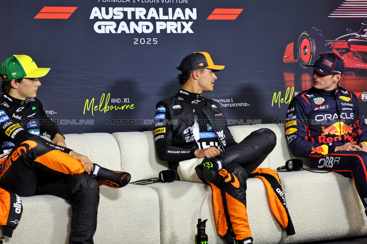 GP AUSTRALIA, (L to R): Oscar Piastri (AUS) McLaren; Lando Norris (GBR) McLaren; e Max Verstappen (NLD) Red Bull Racing, in the post qualifying FIA Press Conference.

15.03.2025. Formula 1 World Championship, Rd 1, Australian Grand Prix, Albert Park, Melbourne, Australia, Qualifiche Day.

- www.xpbimages.com, EMail: requests@xpbimages.com © Copyright: Bearne / XPB Images