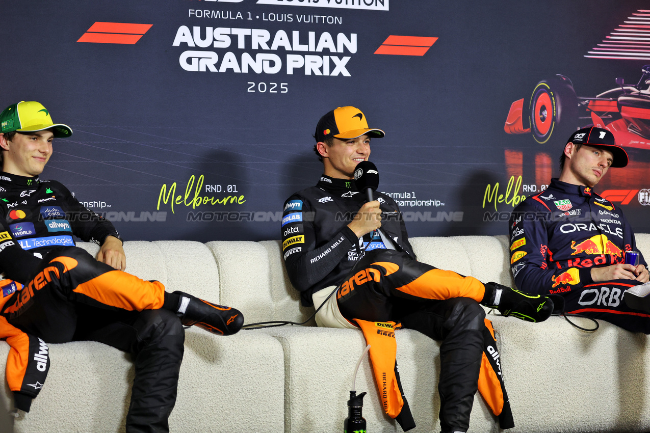 GP AUSTRALIA, (L to R): Oscar Piastri (AUS) McLaren; Lando Norris (GBR) McLaren; e Max Verstappen (NLD) Red Bull Racing, in the post qualifying FIA Press Conference.

15.03.2025. Formula 1 World Championship, Rd 1, Australian Grand Prix, Albert Park, Melbourne, Australia, Qualifiche Day.

- www.xpbimages.com, EMail: requests@xpbimages.com © Copyright: Bearne / XPB Images