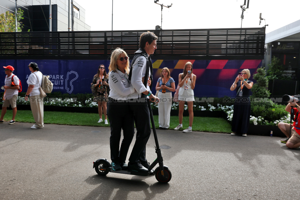 GP AUSTRALIA, Toto Wolff (GER) Mercedes AMG F1 Shareholder e Executive Director with Jayne Poole (GBR) Mercedes AMG F1 Advisor.

15.03.2025. Formula 1 World Championship, Rd 1, Australian Grand Prix, Albert Park, Melbourne, Australia, Qualifiche Day.

- www.xpbimages.com, EMail: requests@xpbimages.com © Copyright: Moy / XPB Images