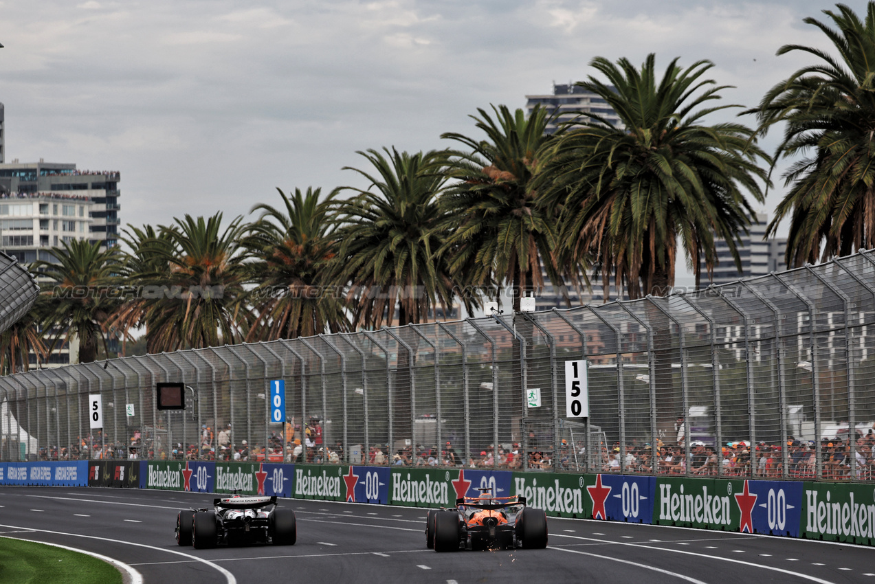 GP AUSTRALIA, Oscar Piastri (AUS) McLaren MCL39 e Esteban Ocon (FRA) Haas VF-25.

15.03.2025. Formula 1 World Championship, Rd 1, Australian Grand Prix, Albert Park, Melbourne, Australia, Qualifiche Day.

- www.xpbimages.com, EMail: requests@xpbimages.com © Copyright: Moy / XPB Images