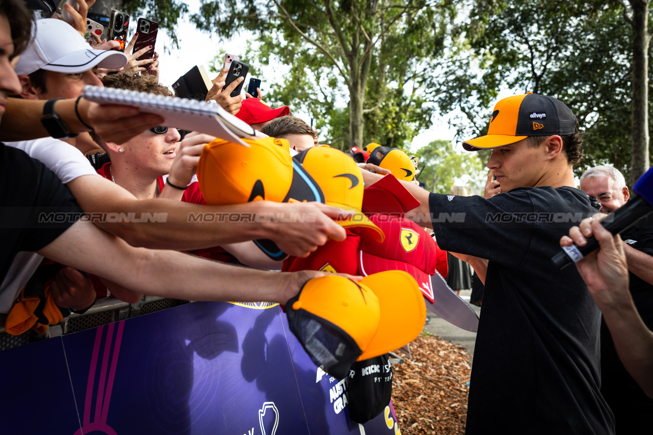 GP AUSTRALIA, Lando Norris (GBR) McLaren with fans.

15.03.2025. Formula 1 World Championship, Rd 1, Australian Grand Prix, Albert Park, Melbourne, Australia, Qualifiche Day.

- www.xpbimages.com, EMail: requests@xpbimages.com © Copyright: Bearne / XPB Images