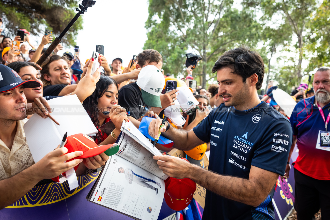 GP AUSTRALIA, Carlos Sainz (ESP) Atlassian Williams Racing with fans.

15.03.2025. Formula 1 World Championship, Rd 1, Australian Grand Prix, Albert Park, Melbourne, Australia, Qualifiche Day.

- www.xpbimages.com, EMail: requests@xpbimages.com © Copyright: Bearne / XPB Images