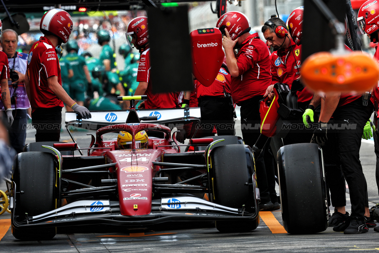 GP AUSTRALIA, Lewis Hamilton (GBR) Ferrari SF-25 in the pits.

15.03.2025. Formula 1 World Championship, Rd 1, Australian Grand Prix, Albert Park, Melbourne, Australia, Qualifiche Day.

- www.xpbimages.com, EMail: requests@xpbimages.com © Copyright: Batchelor / XPB Images