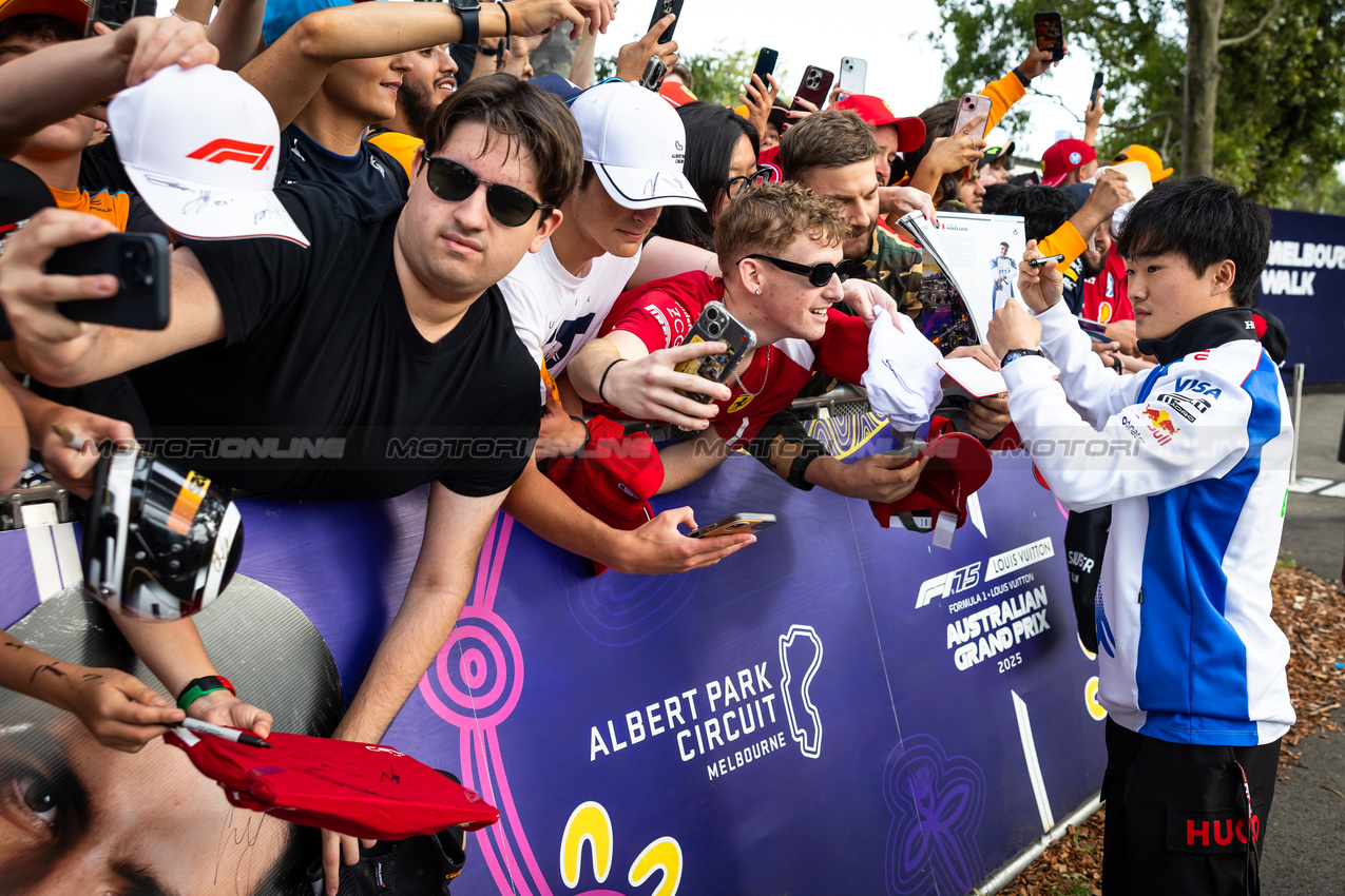 GP AUSTRALIA, Yuki Tsunoda (JPN) Racing Bulls with fans.

15.03.2025. Formula 1 World Championship, Rd 1, Australian Grand Prix, Albert Park, Melbourne, Australia, Qualifiche Day.

- www.xpbimages.com, EMail: requests@xpbimages.com © Copyright: Bearne / XPB Images