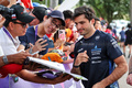 GP AUSTRALIA, Carlos Sainz (ESP) Atlassian Williams Racing with fans.

15.03.2025. Formula 1 World Championship, Rd 1, Australian Grand Prix, Albert Park, Melbourne, Australia, Qualifiche Day.

- www.xpbimages.com, EMail: requests@xpbimages.com © Copyright: Moy / XPB Images