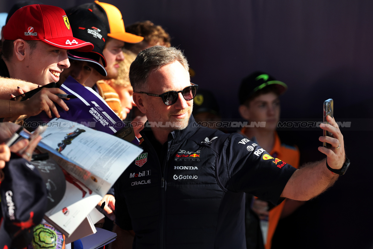 GP AUSTRALIA, Christian Horner (GBR) Red Bull Racing Team Principal with fans.

14.03.2025. Formula 1 World Championship, Rd 1, Australian Grand Prix, Albert Park, Melbourne, Australia, Practice Day.

- www.xpbimages.com, EMail: requests@xpbimages.com © Copyright: Bearne / XPB Images
