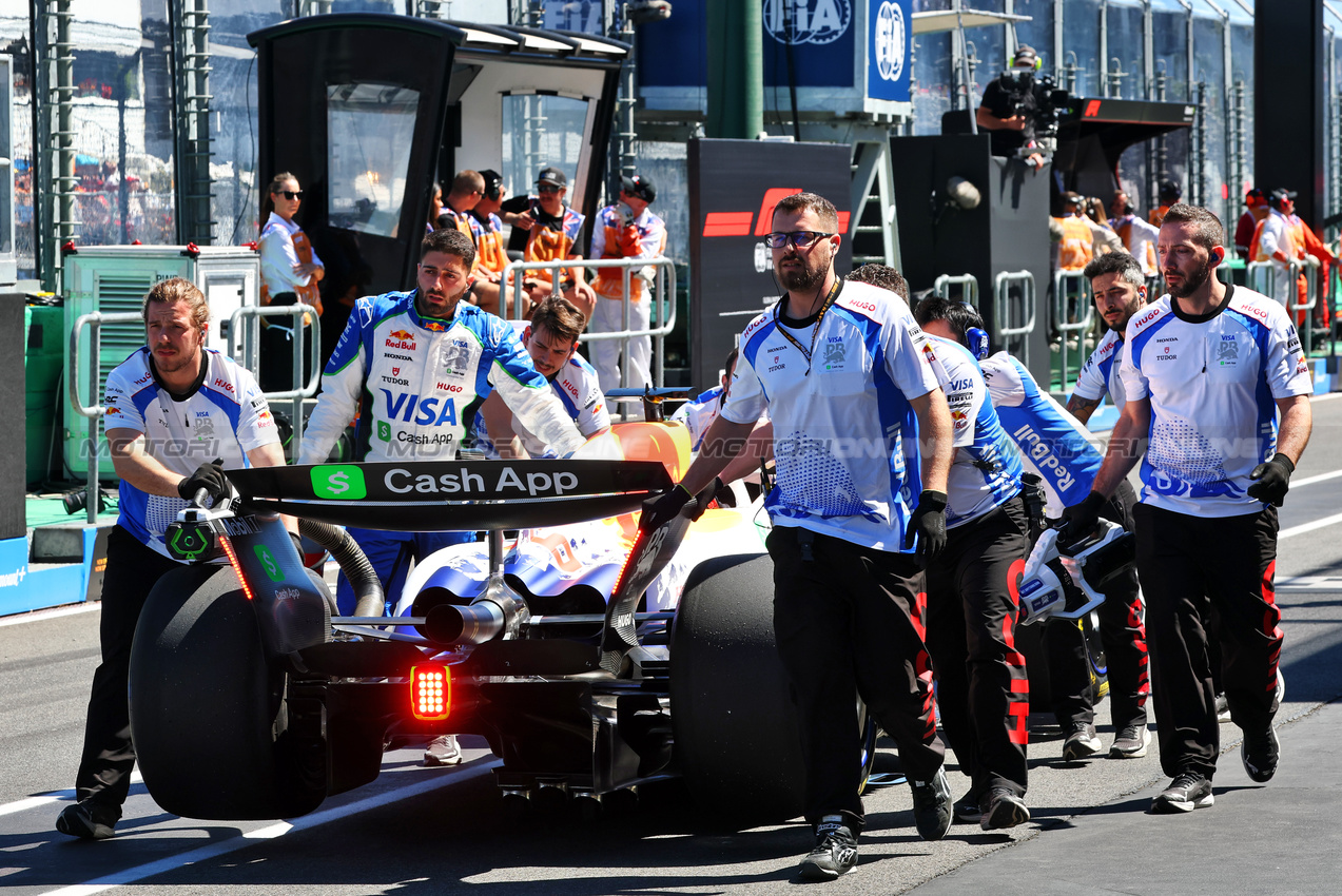 GP AUSTRALIA, Isack Hadjar (FRA) Racing Bulls VCARB 02 pushed back down the pit lane after the session was stopped.

14.03.2025. Formula 1 World Championship, Rd 1, Australian Grand Prix, Albert Park, Melbourne, Australia, Practice Day.

- www.xpbimages.com, EMail: requests@xpbimages.com © Copyright: Batchelor / XPB Images
