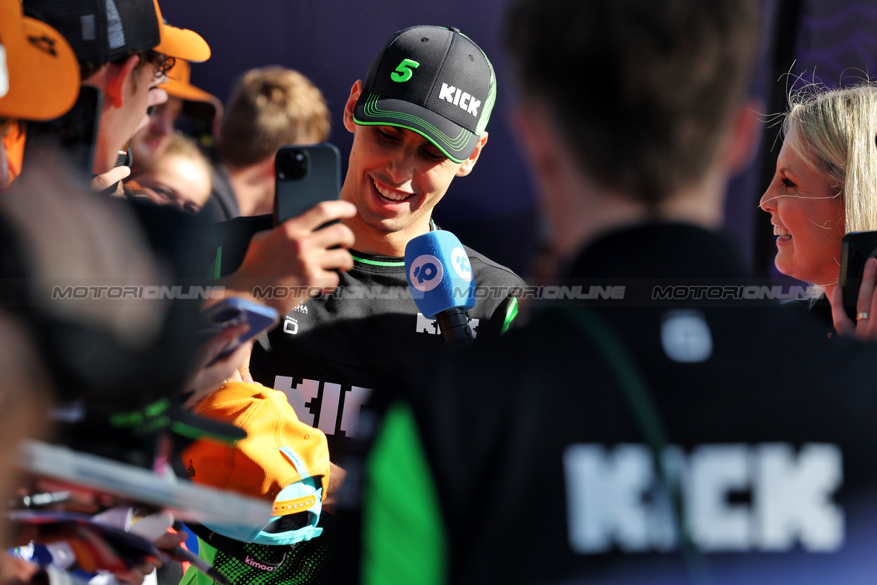 GP AUSTRALIA, Gabriel Bortoleto (BRA) Sauber with fans.

14.03.2025. Formula 1 World Championship, Rd 1, Australian Grand Prix, Albert Park, Melbourne, Australia, Practice Day.

- www.xpbimages.com, EMail: requests@xpbimages.com © Copyright: Bearne / XPB Images