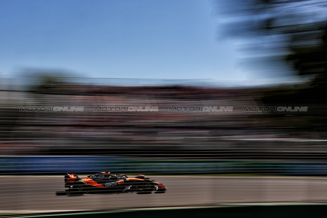 GP AUSTRALIA, Oscar Piastri (AUS) McLaren MCL39.

14.03.2025. Formula 1 World Championship, Rd 1, Australian Grand Prix, Albert Park, Melbourne, Australia, Practice Day.

- www.xpbimages.com, EMail: requests@xpbimages.com © Copyright: Charniaux / XPB Images
