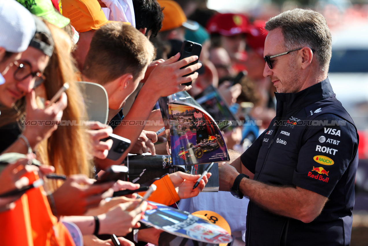 GP AUSTRALIA, Christian Horner (GBR) Red Bull Racing Team Principal with fans.

14.03.2025. Formula 1 World Championship, Rd 1, Australian Grand Prix, Albert Park, Melbourne, Australia, Practice Day.

- www.xpbimages.com, EMail: requests@xpbimages.com © Copyright: Moy / XPB Images