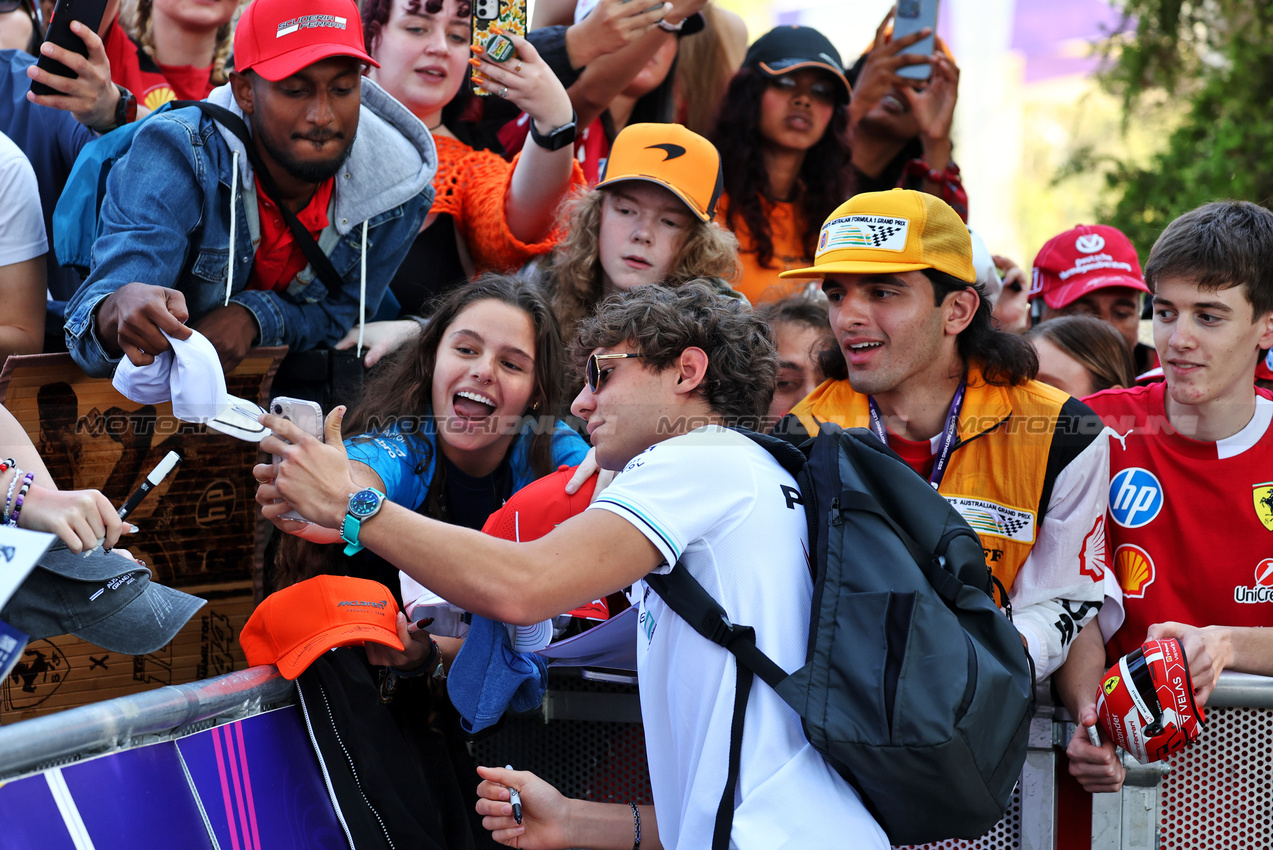 GP AUSTRALIA, Andrea Kimi Antonelli (ITA) Mercedes AMG F1 with fans.

14.03.2025. Formula 1 World Championship, Rd 1, Australian Grand Prix, Albert Park, Melbourne, Australia, Practice Day.

- www.xpbimages.com, EMail: requests@xpbimages.com © Copyright: Moy / XPB Images