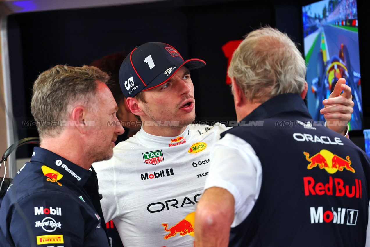 GP AUSTRALIA, (L to R): Christian Horner (GBR) Red Bull Racing Team Principal with Max Verstappen (NLD) Red Bull Racing e Dr Helmut Marko (AUT) Red Bull Motorsport Consultant.

14.03.2025. Formula 1 World Championship, Rd 1, Australian Grand Prix, Albert Park, Melbourne, Australia, Practice Day.

- www.xpbimages.com, EMail: requests@xpbimages.com © Copyright: Batchelor / XPB Images
