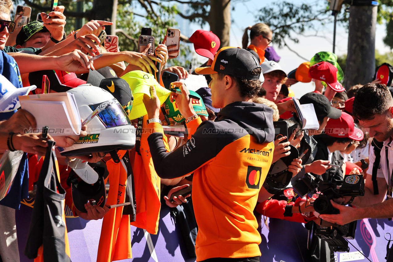 GP AUSTRALIA, Lando Norris (GBR) McLaren with fans.

14.03.2025. Formula 1 World Championship, Rd 1, Australian Grand Prix, Albert Park, Melbourne, Australia, Practice Day.

- www.xpbimages.com, EMail: requests@xpbimages.com © Copyright: Moy / XPB Images