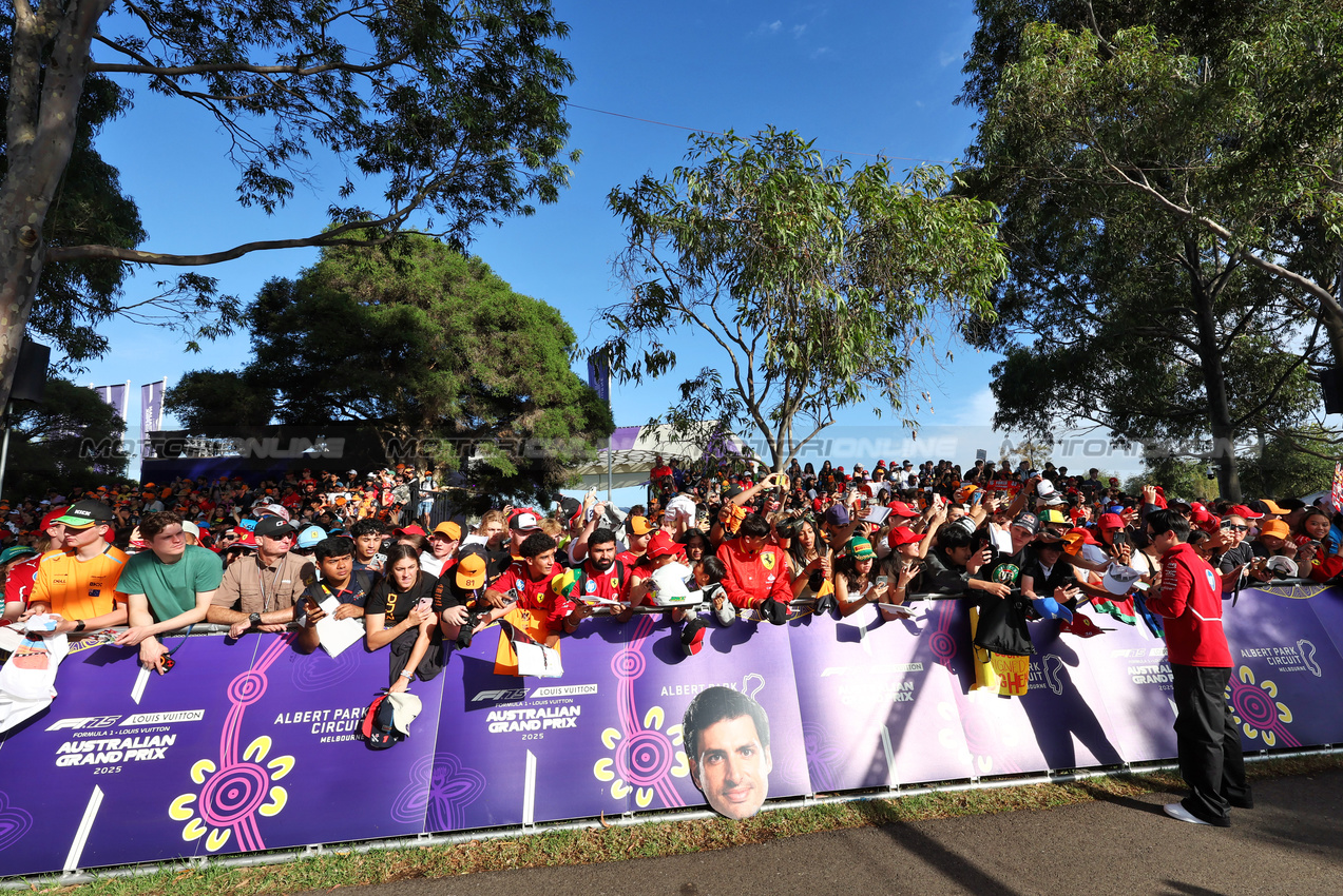 GP AUSTRALIA, Zhou Guanyu (CHN) Ferrari Reserve Driver with fans.

14.03.2025. Formula 1 World Championship, Rd 1, Australian Grand Prix, Albert Park, Melbourne, Australia, Practice Day.

- www.xpbimages.com, EMail: requests@xpbimages.com © Copyright: Moy / XPB Images