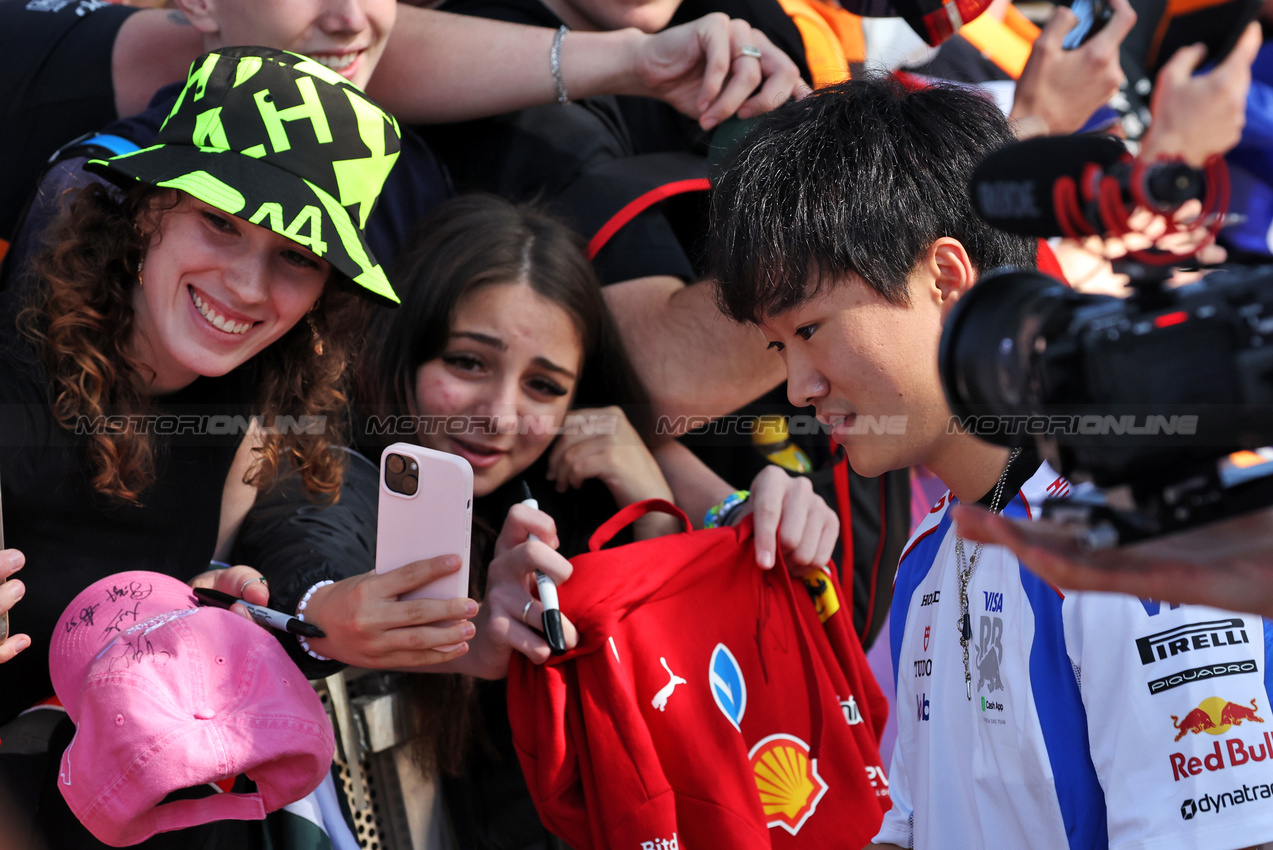 GP AUSTRALIA, Yuki Tsunoda (JPN) Racing Bulls with fans.

14.03.2025. Formula 1 World Championship, Rd 1, Australian Grand Prix, Albert Park, Melbourne, Australia, Practice Day.

- www.xpbimages.com, EMail: requests@xpbimages.com © Copyright: Bearne / XPB Images