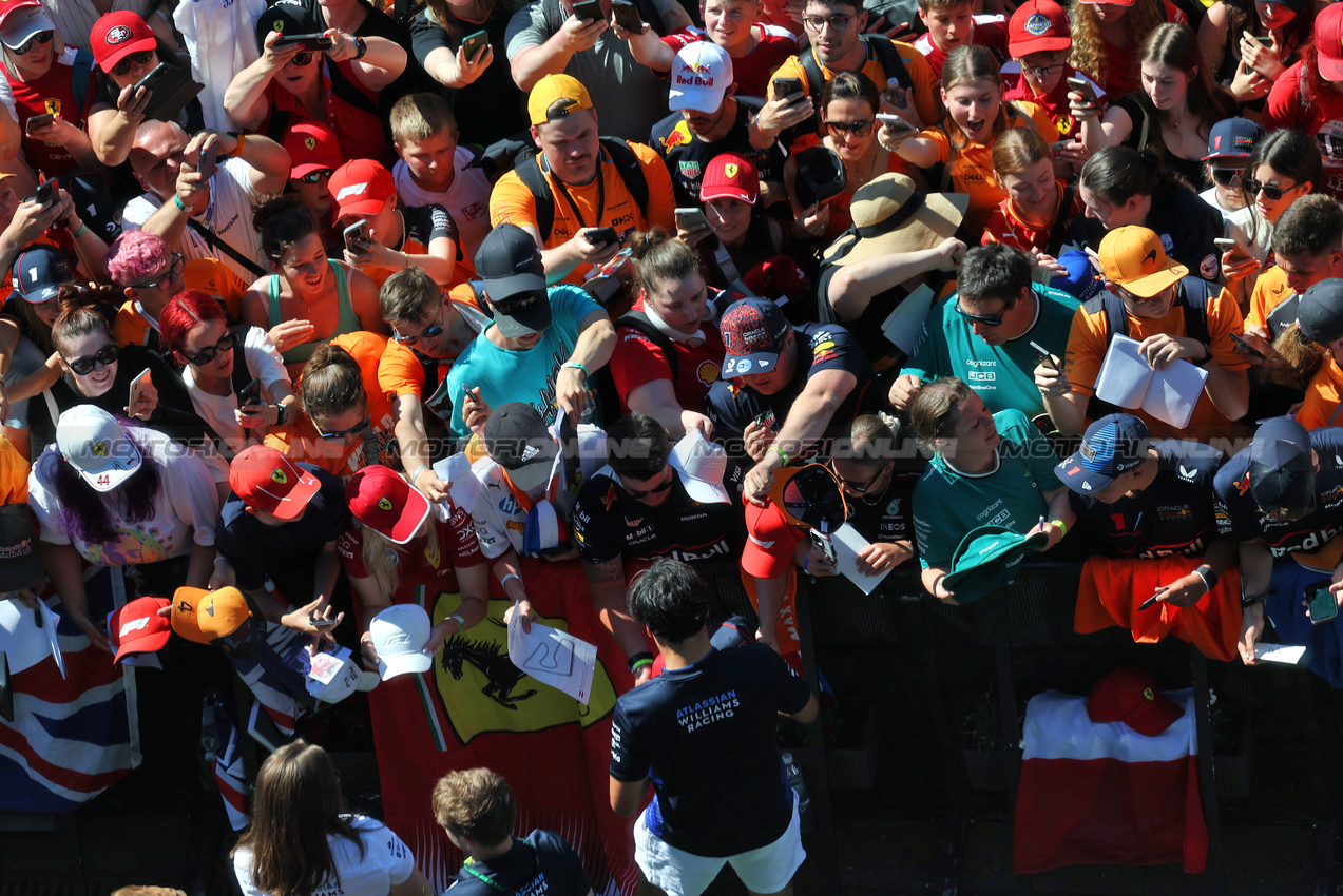 GP AUSTRIA, Carlos Sainz (ESP) Atlassian Williams Racing with fans.

29.06.2025. Formula 1 World Championship, Rd 11, Austrian Grand Prix, Spielberg, Austria, Gara Day.

- www.xpbimages.com, EMail: requests@xpbimages.com © Copyright: Moy / XPB Images