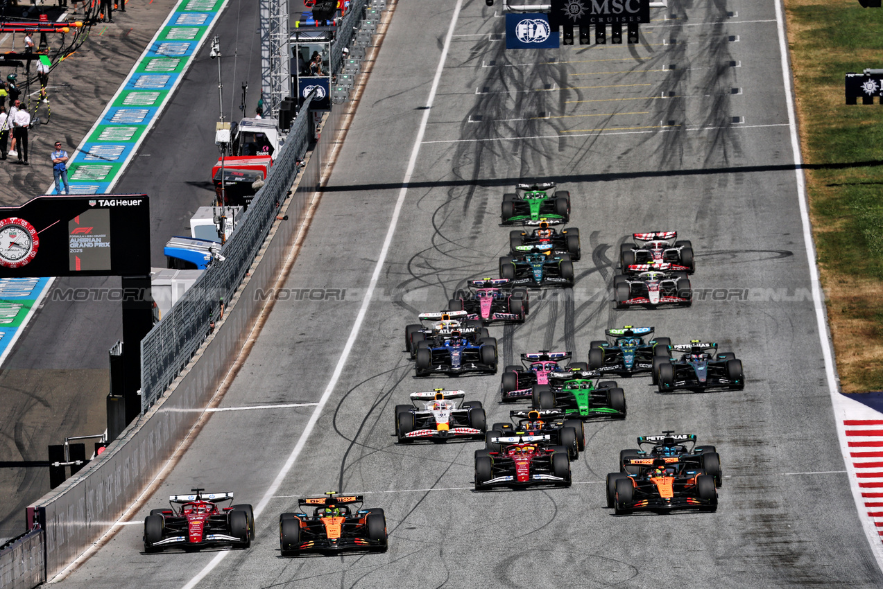 GP AUSTRIA, Lando Norris (GBR) McLaren MCL39 davanti a at the partenza of the race.

29.06.2025. Formula 1 World Championship, Rd 11, Austrian Grand Prix, Spielberg, Austria, Gara Day.

- www.xpbimages.com, EMail: requests@xpbimages.com © Copyright: Batchelor / XPB Images