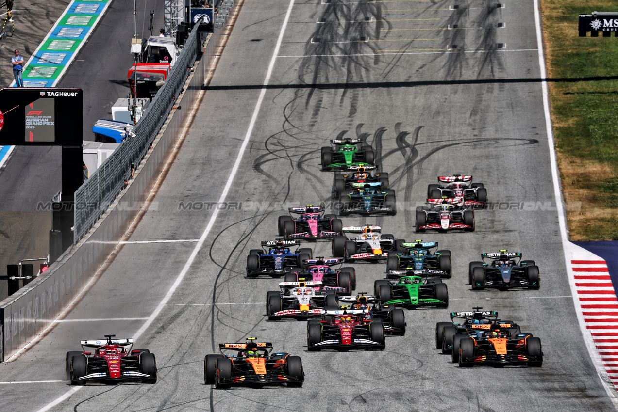 GP AUSTRIA, Lando Norris (GBR) McLaren MCL39 davanti a at the partenza of the race.

29.06.2025. Formula 1 World Championship, Rd 11, Austrian Grand Prix, Spielberg, Austria, Gara Day.

- www.xpbimages.com, EMail: requests@xpbimages.com © Copyright: Batchelor / XPB Images