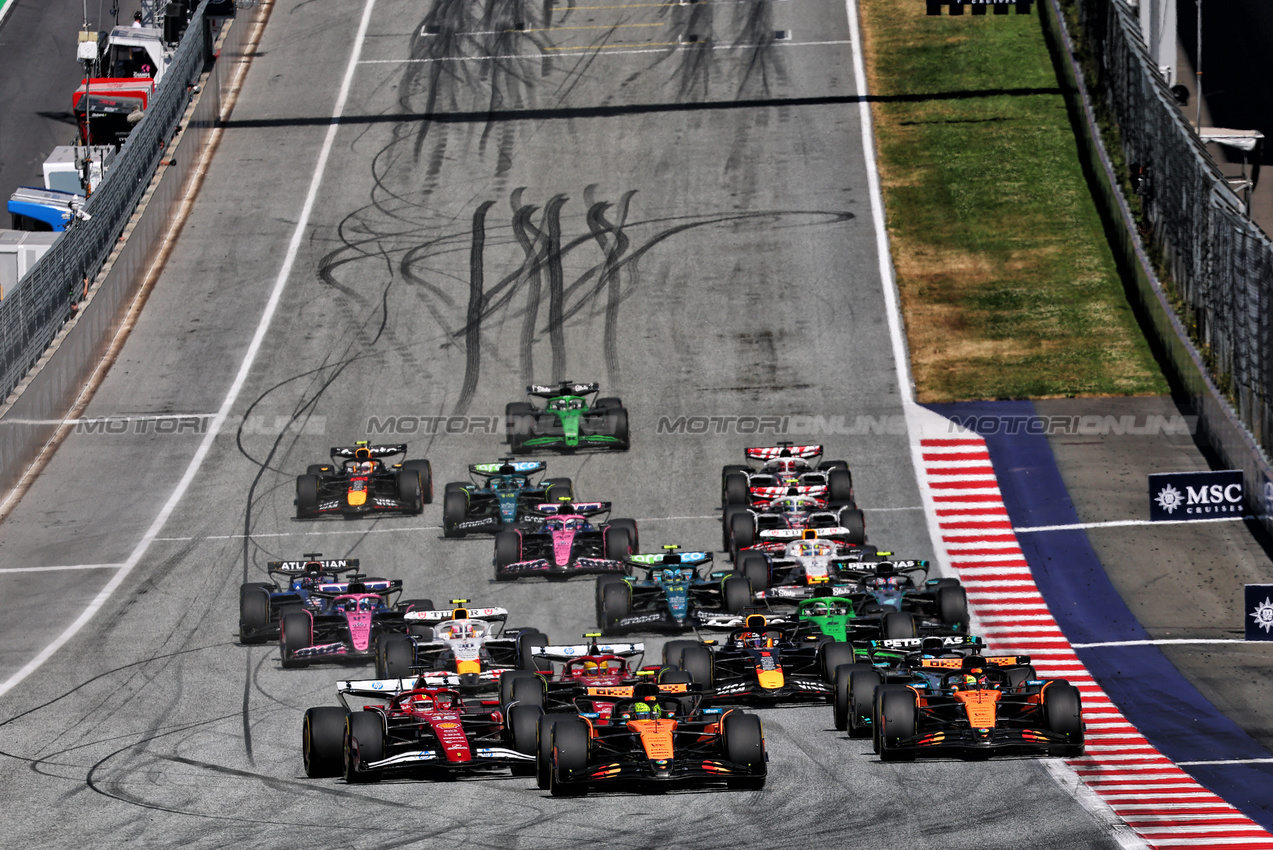 GP AUSTRIA, Lando Norris (GBR) McLaren MCL39 davanti a at the partenza of the race.

29.06.2025. Formula 1 World Championship, Rd 11, Austrian Grand Prix, Spielberg, Austria, Gara Day.

- www.xpbimages.com, EMail: requests@xpbimages.com © Copyright: Batchelor / XPB Images