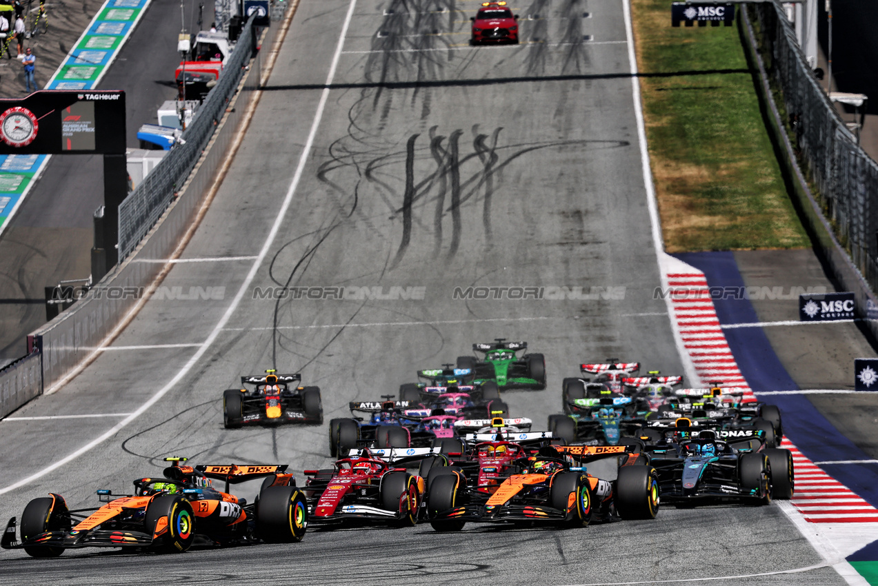 GP AUSTRIA, Lando Norris (GBR) McLaren MCL39 davanti a at the partenza of the race.

29.06.2025. Formula 1 World Championship, Rd 11, Austrian Grand Prix, Spielberg, Austria, Gara Day.

- www.xpbimages.com, EMail: requests@xpbimages.com © Copyright: Batchelor / XPB Images