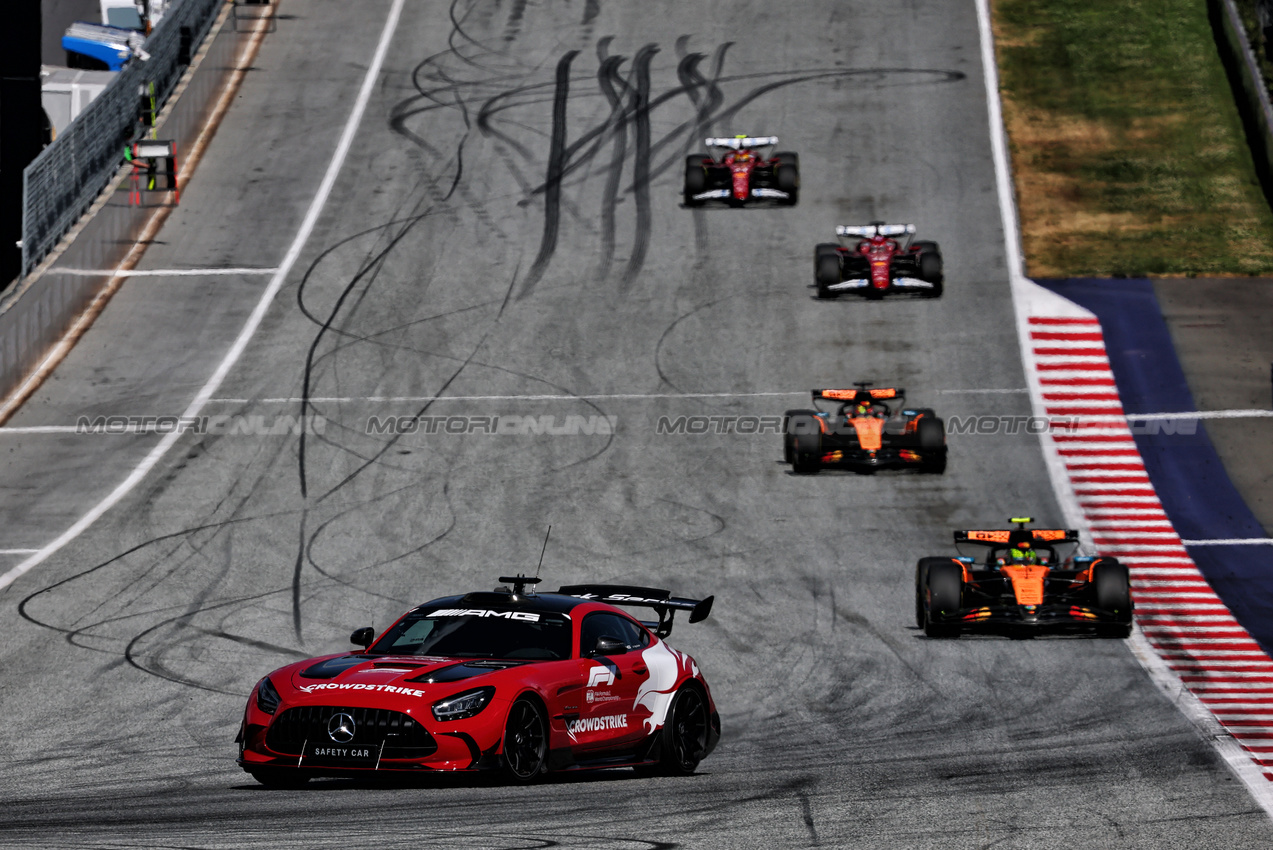 GP AUSTRIA, Lando Norris (GBR) McLaren MCL39 davanti a behind the Mercedes FIA Safety Car.

29.06.2025. Formula 1 World Championship, Rd 11, Austrian Grand Prix, Spielberg, Austria, Gara Day.

- www.xpbimages.com, EMail: requests@xpbimages.com © Copyright: Batchelor / XPB Images