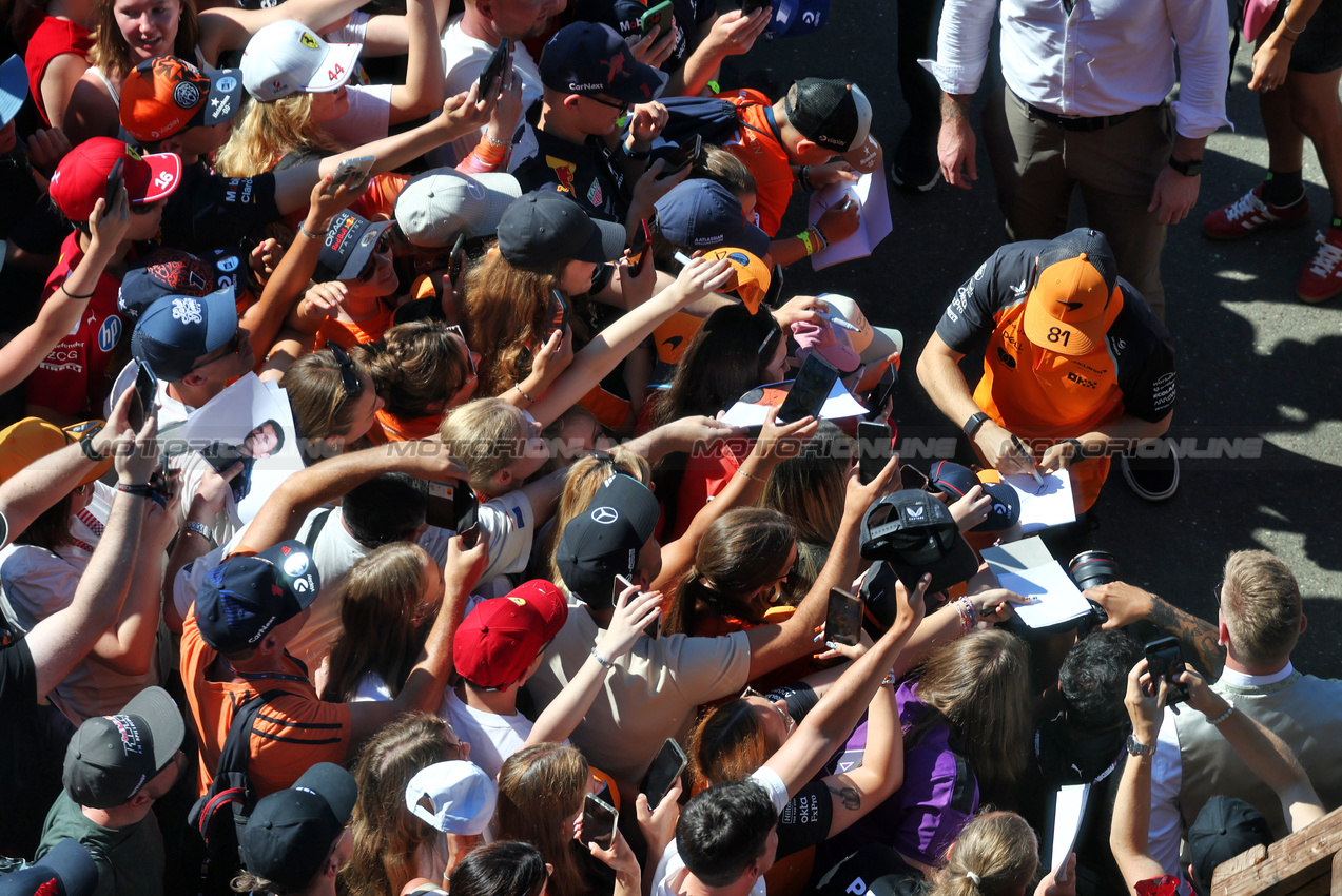 GP AUSTRIA, Oscar Piastri (AUS) McLaren with fans.

29.06.2025. Formula 1 World Championship, Rd 11, Austrian Grand Prix, Spielberg, Austria, Gara Day.

- www.xpbimages.com, EMail: requests@xpbimages.com © Copyright: Moy / XPB Images