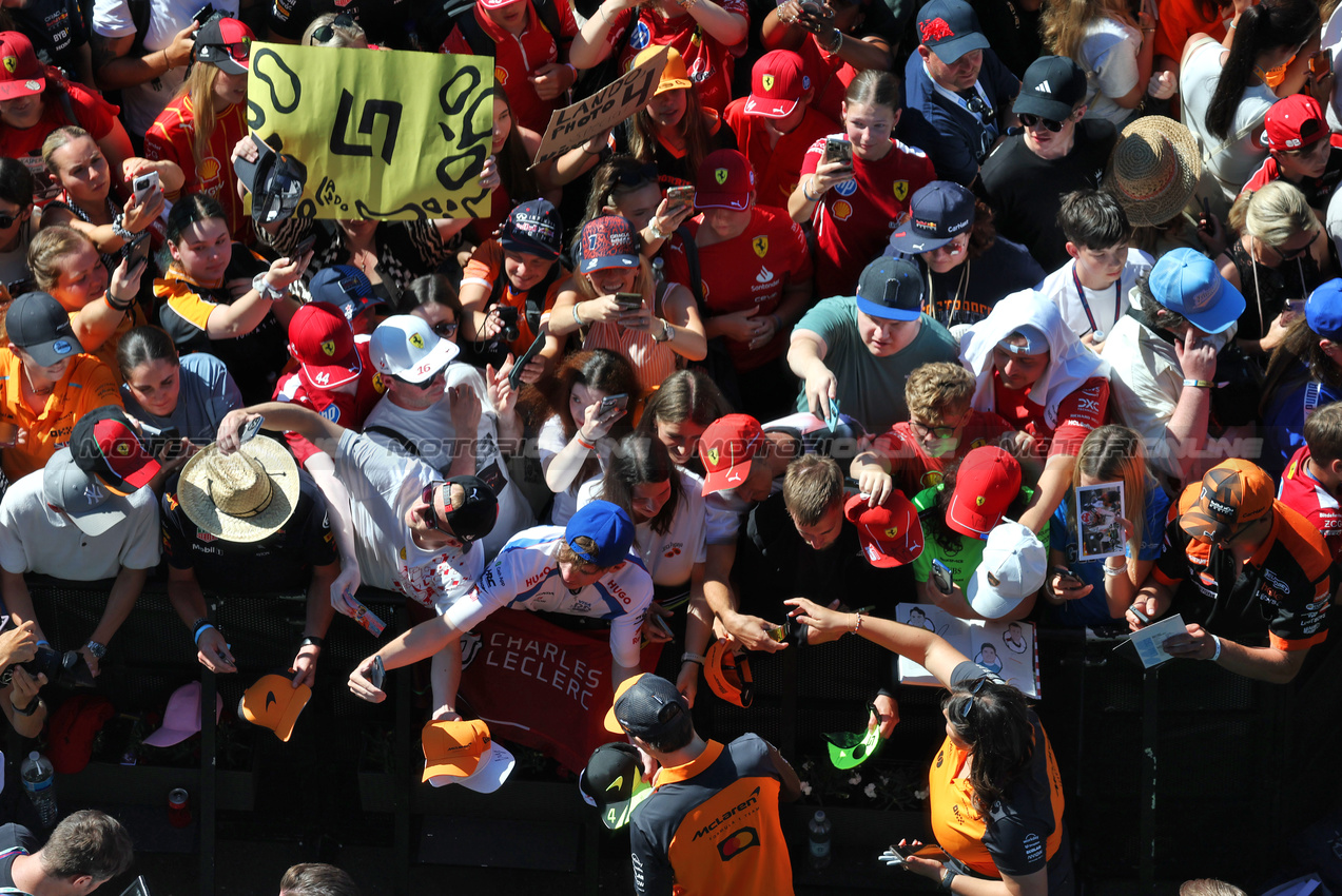 GP AUSTRIA, Oscar Piastri (AUS) McLaren with fans.

29.06.2025. Formula 1 World Championship, Rd 11, Austrian Grand Prix, Spielberg, Austria, Gara Day.

- www.xpbimages.com, EMail: requests@xpbimages.com © Copyright: Moy / XPB Images