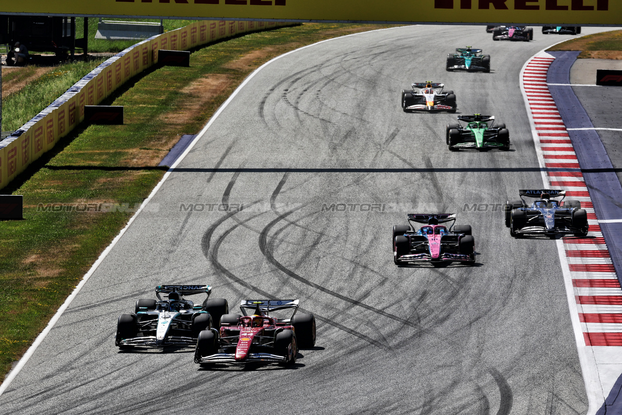 GP AUSTRIA, Lewis Hamilton (GBR) Ferrari SF-25 e George Russell (GBR) Mercedes AMG F1 W16 battle for position.

29.06.2025. Formula 1 World Championship, Rd 11, Austrian Grand Prix, Spielberg, Austria, Gara Day.

- www.xpbimages.com, EMail: requests@xpbimages.com © Copyright: Moy / XPB Images