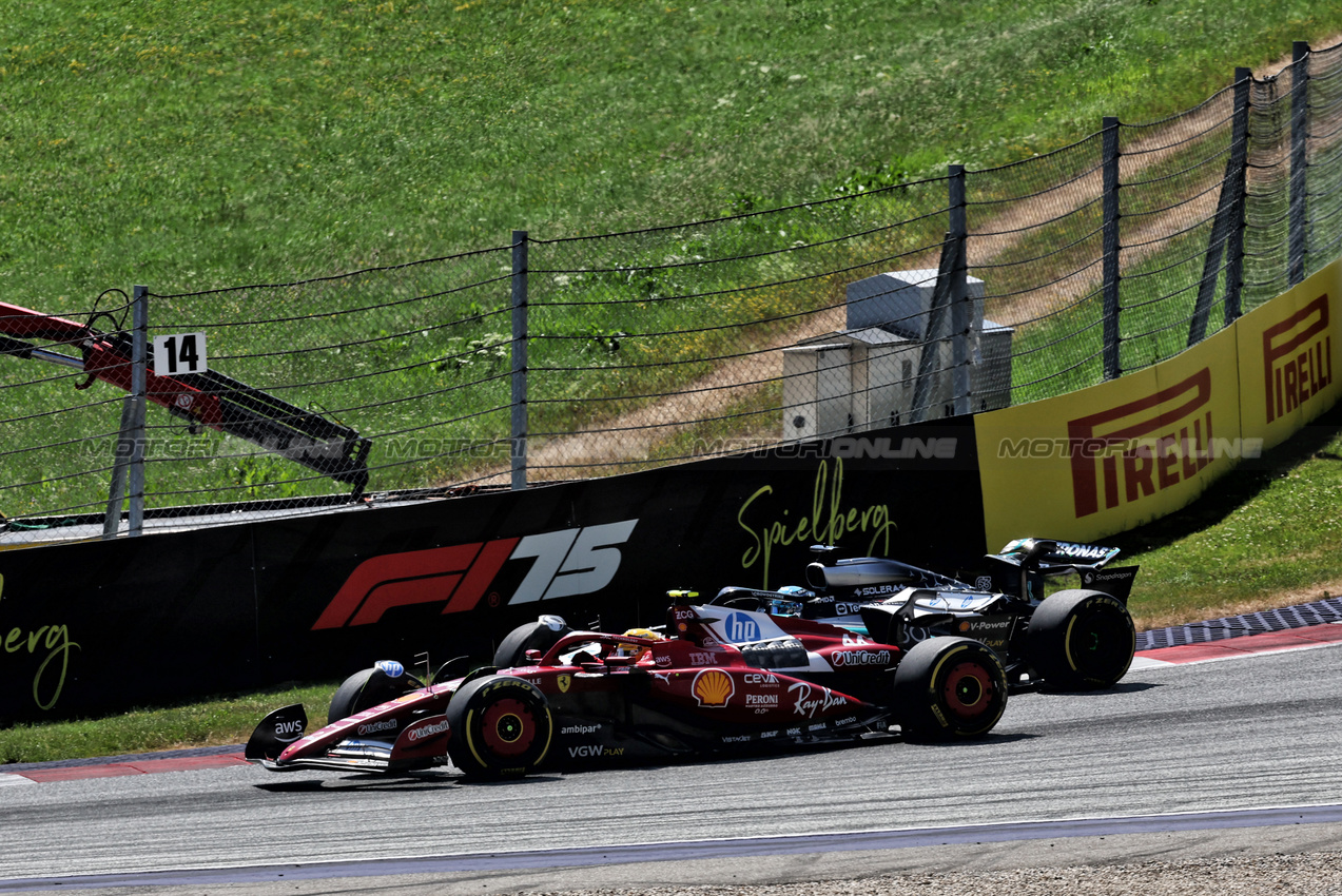 GP AUSTRIA, Lewis Hamilton (GBR) Ferrari SF-25 e George Russell (GBR) Mercedes AMG F1 W16 battle for position.

29.06.2025. Formula 1 World Championship, Rd 11, Austrian Grand Prix, Spielberg, Austria, Gara Day.

- www.xpbimages.com, EMail: requests@xpbimages.com © Copyright: Moy / XPB Images