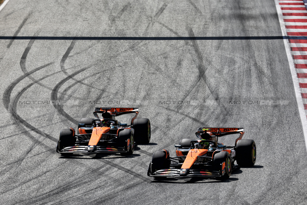 GP AUSTRIA, Lando Norris (GBR) McLaren MCL39 e Oscar Piastri (AUS) McLaren MCL39 battle for position.

29.06.2025. Formula 1 World Championship, Rd 11, Austrian Grand Prix, Spielberg, Austria, Gara Day.

- www.xpbimages.com, EMail: requests@xpbimages.com © Copyright: Moy / XPB Images