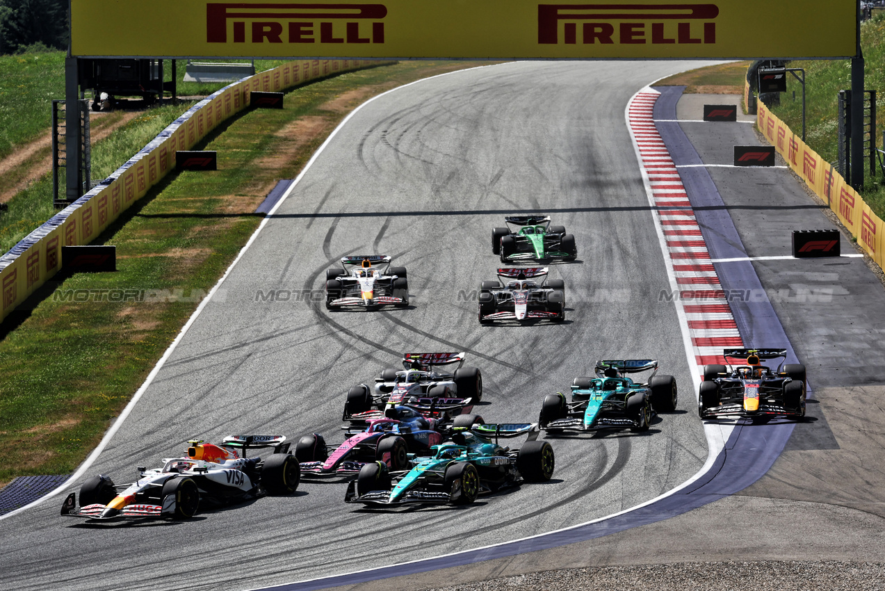 GP AUSTRIA, Liam Lawson (NZL) Racing Bulls VCARB 02 e Fernando Alonso (ESP) Aston Martin F1 Team AMR25 at the partenza of the race.

29.06.2025. Formula 1 World Championship, Rd 11, Austrian Grand Prix, Spielberg, Austria, Gara Day.

- www.xpbimages.com, EMail: requests@xpbimages.com © Copyright: Moy / XPB Images
