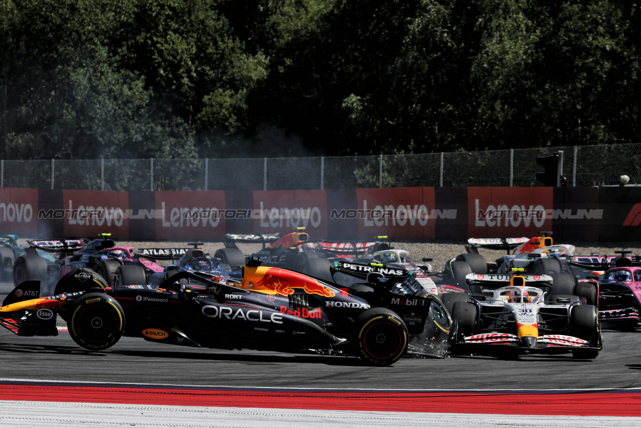 GP AUSTRIA, Andrea Kimi Antonelli (ITA) Mercedes AMG F1 W16 crashes into Max Verstappen (NLD) Red Bull Racing RB21 at the partenza of the race.

29.06.2025. Formula 1 World Championship, Rd 11, Austrian Grand Prix, Spielberg, Austria, Gara Day.

- www.xpbimages.com, EMail: requests@xpbimages.com © Copyright: Charniaux / XPB Images