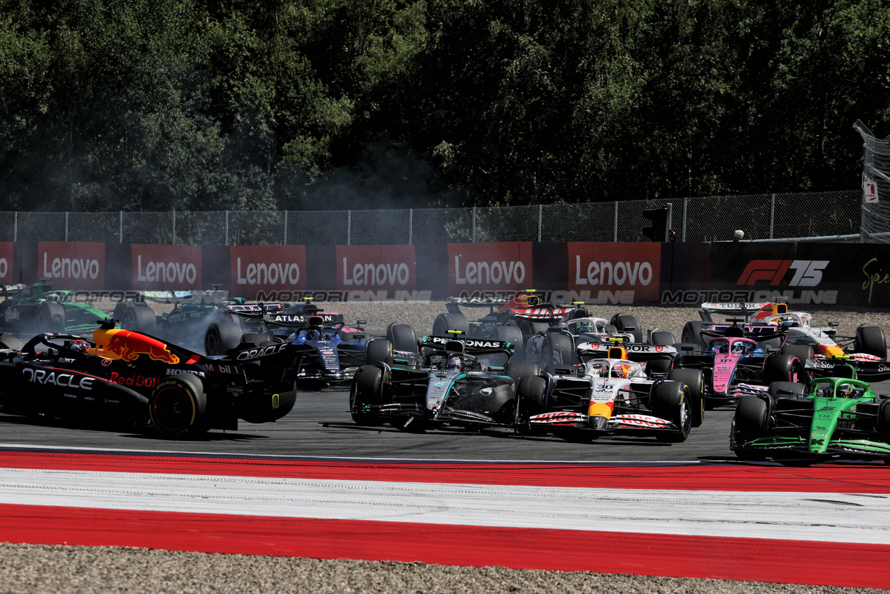 GP AUSTRIA, Andrea Kimi Antonelli (ITA) Mercedes AMG F1 W16 crashes into Max Verstappen (NLD) Red Bull Racing RB21 at the partenza of the race.

29.06.2025. Formula 1 World Championship, Rd 11, Austrian Grand Prix, Spielberg, Austria, Gara Day.

- www.xpbimages.com, EMail: requests@xpbimages.com © Copyright: Charniaux / XPB Images