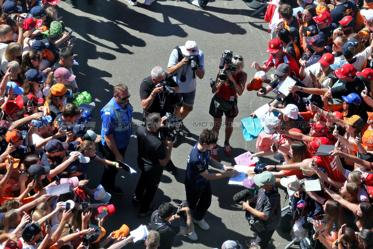 GP AUSTRIA, Franco Colapinto (ARG) Alpine F1 Team with fans.

29.06.2025. Formula 1 World Championship, Rd 11, Austrian Grand Prix, Spielberg, Austria, Gara Day.

- www.xpbimages.com, EMail: requests@xpbimages.com © Copyright: Moy / XPB Images