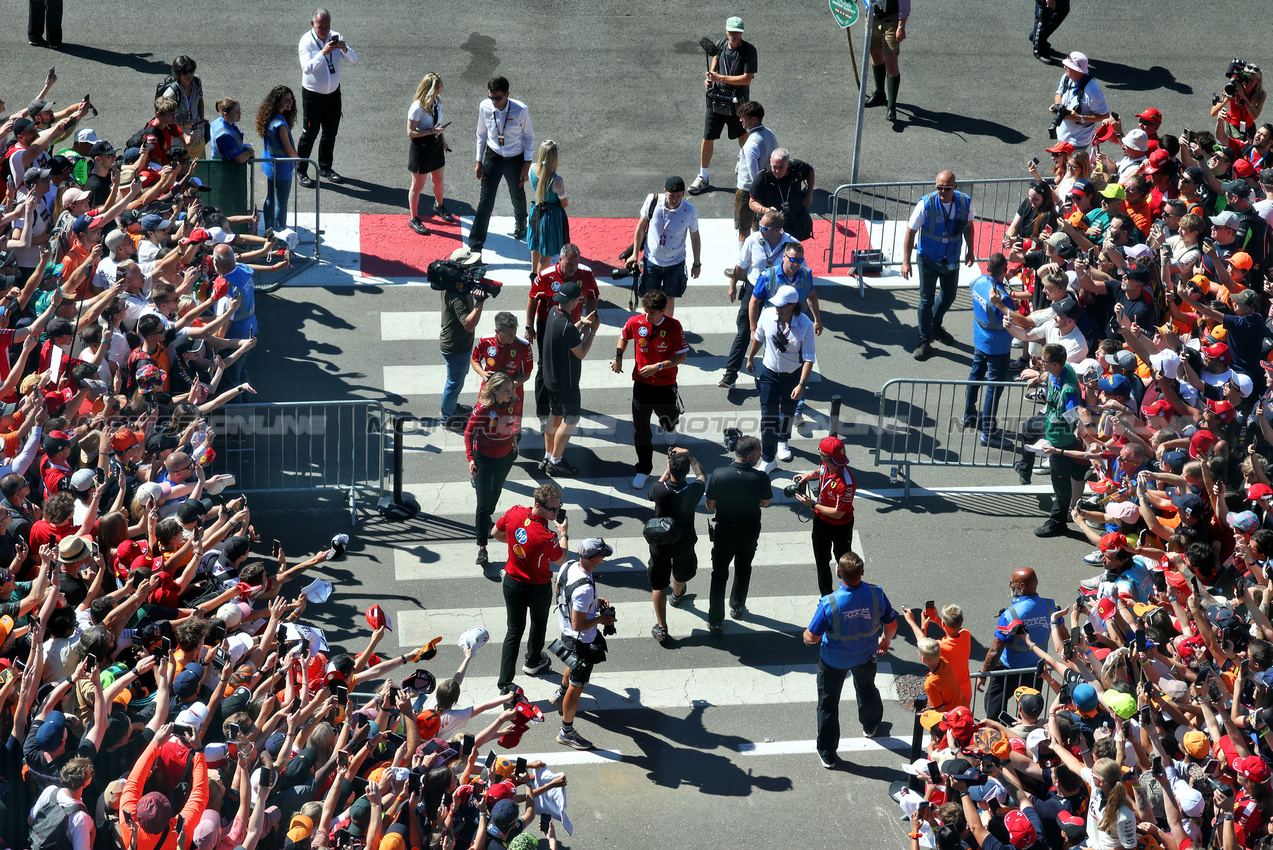 GP AUSTRIA, Charles Leclerc (MON) Ferrari with fans.

29.06.2025. Formula 1 World Championship, Rd 11, Austrian Grand Prix, Spielberg, Austria, Gara Day.

- www.xpbimages.com, EMail: requests@xpbimages.com © Copyright: Moy / XPB Images