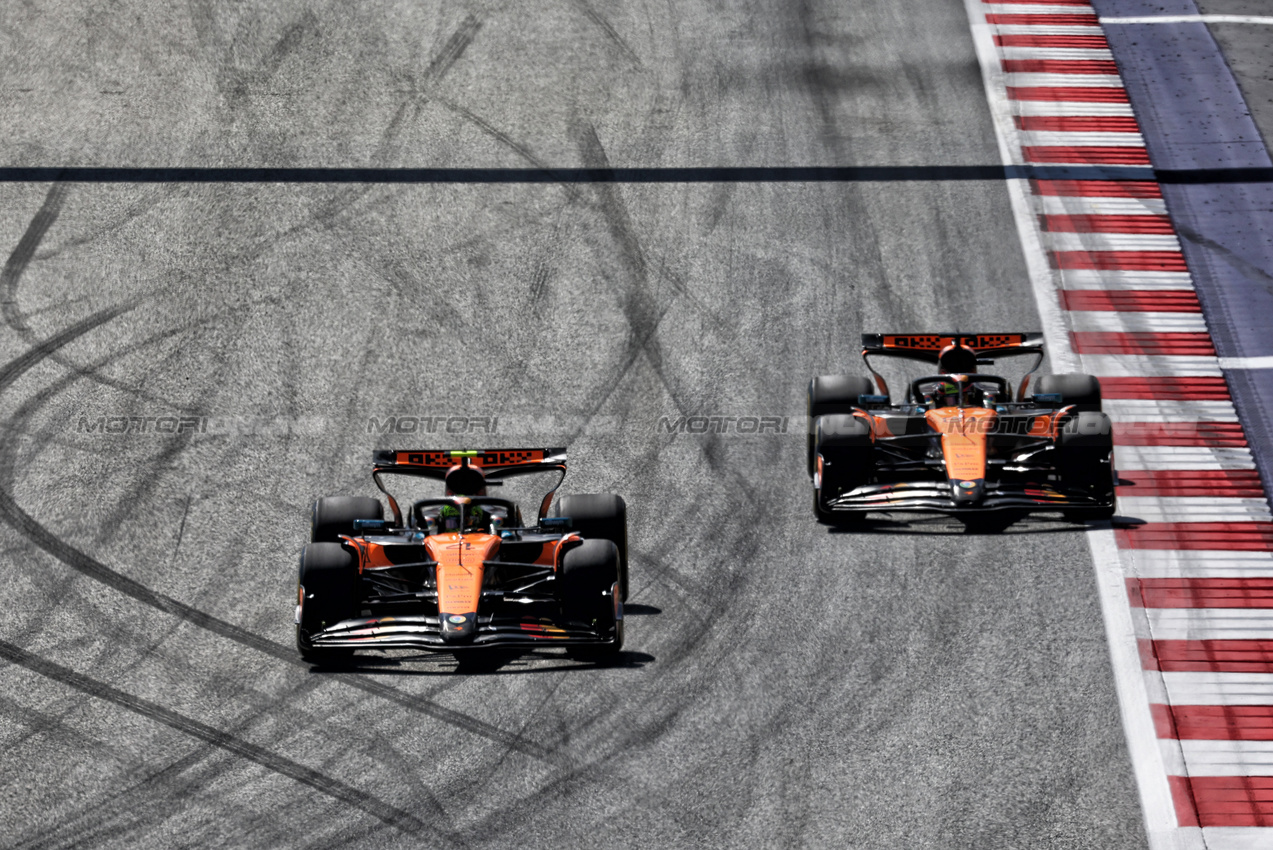GP AUSTRIA, Lando Norris (GBR) McLaren MCL39 battle for position with Oscar Piastri (AUS) McLaren MCL39.

29.06.2025. Formula 1 World Championship, Rd 11, Austrian Grand Prix, Spielberg, Austria, Gara Day.

- www.xpbimages.com, EMail: requests@xpbimages.com © Copyright: Moy / XPB Images
