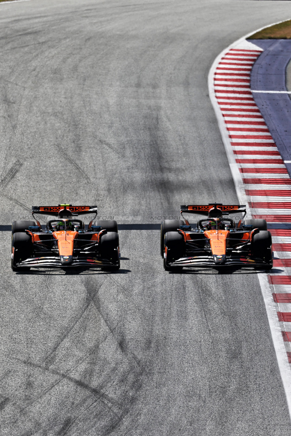GP AUSTRIA, Lando Norris (GBR) McLaren MCL39 battle for position with Oscar Piastri (AUS) McLaren MCL39.

29.06.2025. Formula 1 World Championship, Rd 11, Austrian Grand Prix, Spielberg, Austria, Gara Day.

- www.xpbimages.com, EMail: requests@xpbimages.com © Copyright: Moy / XPB Images